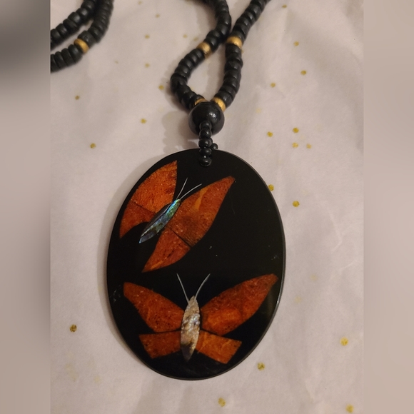 VINTAGE WOOD BEADED RESIN PENDANT BUTTERFLY MOTHER OF PEARL NECKLACE - Picture 3 of 16
